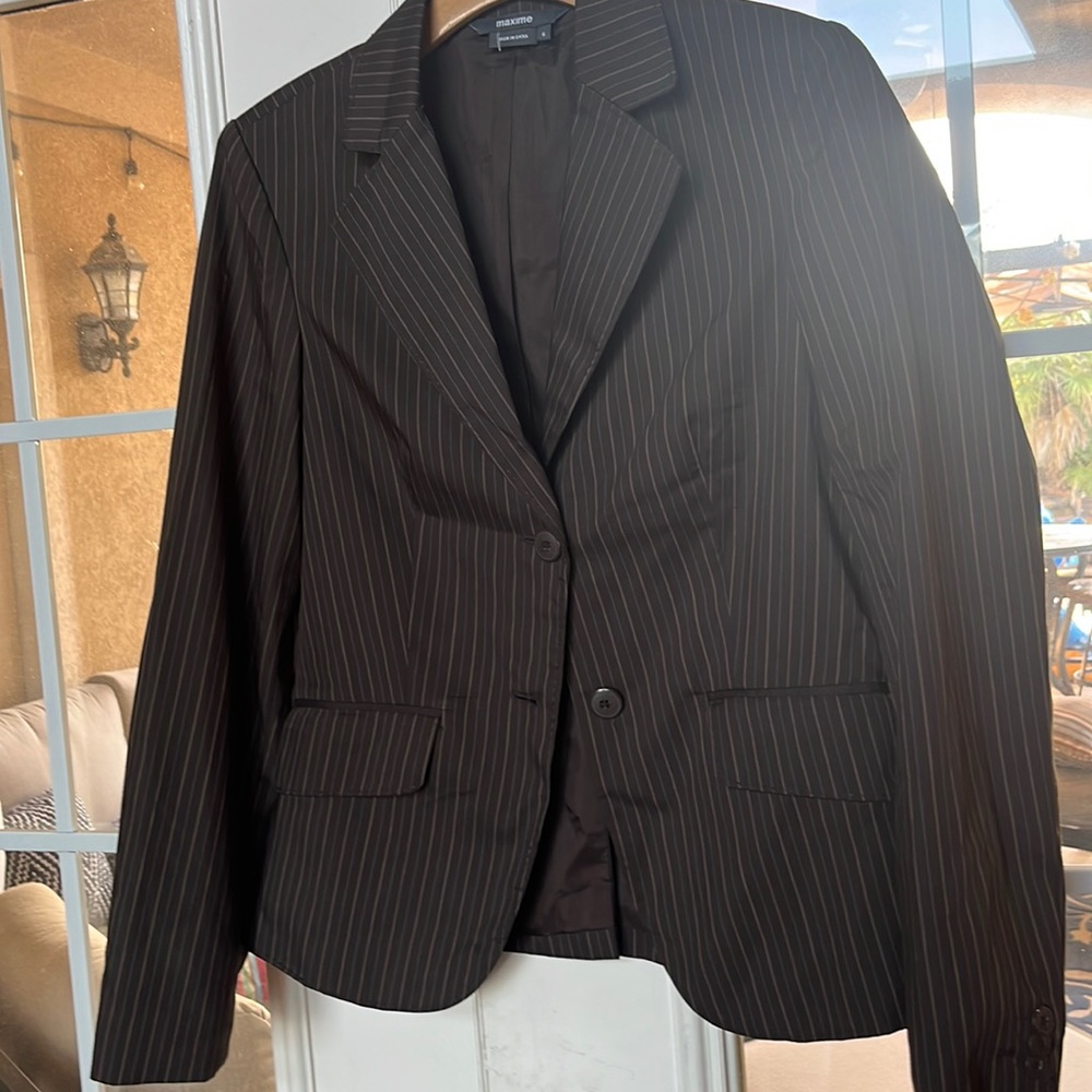 Nice brown suit blazer!